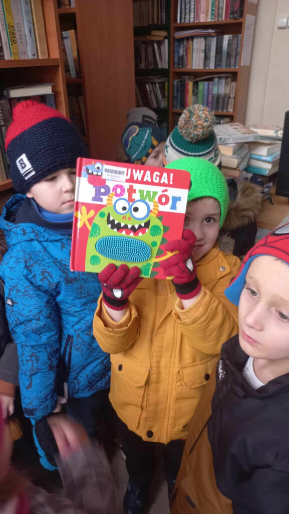 ODWIEDZINY PRZEDSZKOLAKÓW W BIBLIOTECE NA ŹRÓDLANEJ