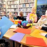 na zdjęciu widać sale biblioteczną i siedzące przy stole dzieci