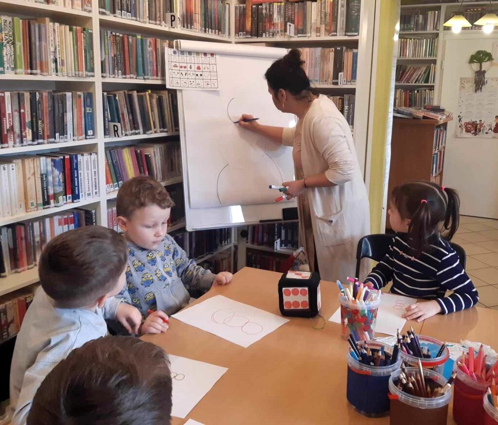 na zdjęciu widać sale biblioteczna i kobietę rysującą