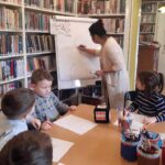 na zdjęciu widać sale biblioteczna i kobietę rysującą