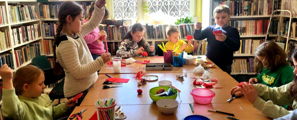 na zdjęciu widać dzieci pracujące przy stole