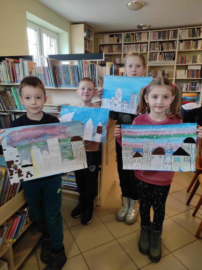 na zdjęciu dzieci prezentują swoje prace