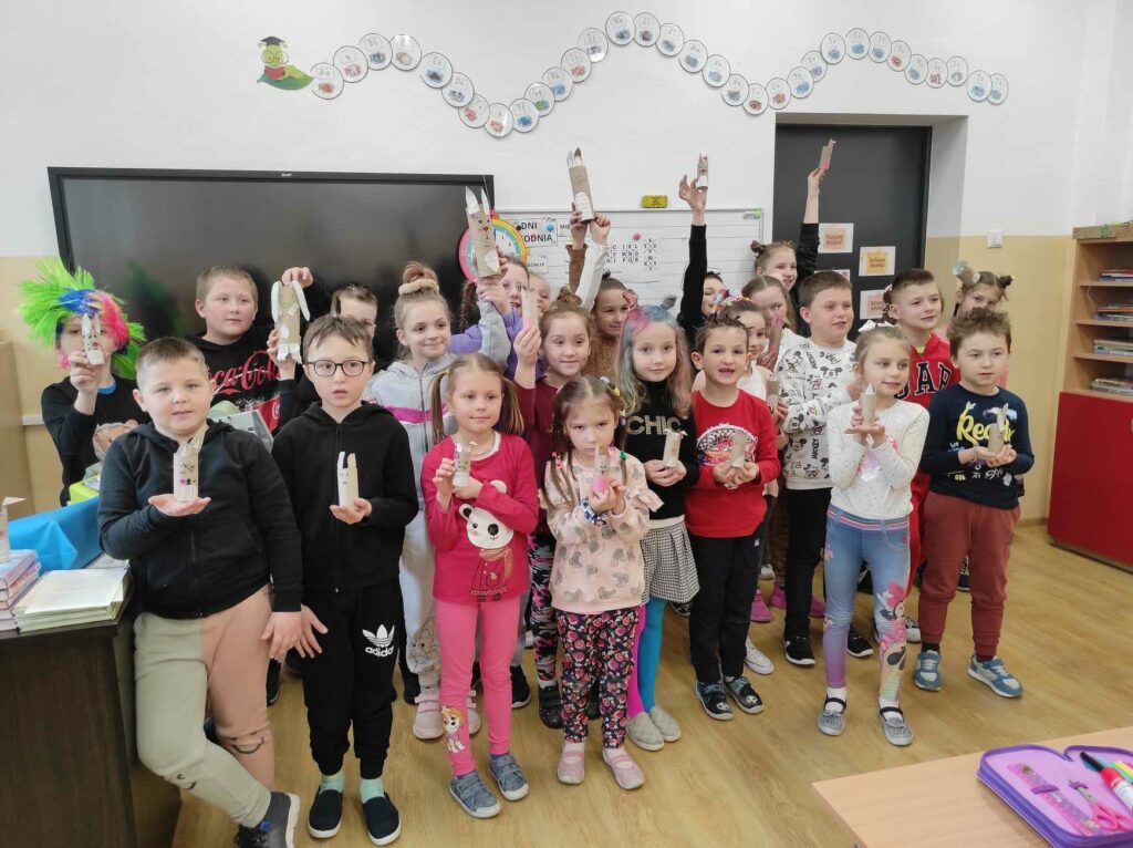 na zdjęciu widać uczniów klasy I, II i III, prezentują wykonane prace