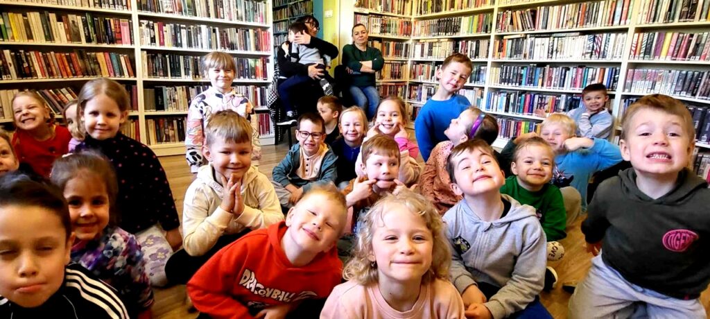 na zdjęciu widać dzieci siedzące na podłodze