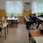 na zdjęciu widać salę szkolną, bibliotekarz przedstawia kamishibai