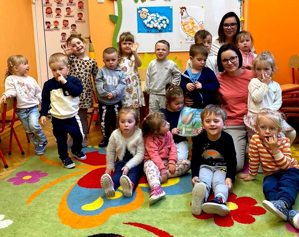 na zdjęciach widać małe dzieci w w eku przedszkolnym