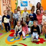na zdjęciach widać małe dzieci w w eku przedszkolnym