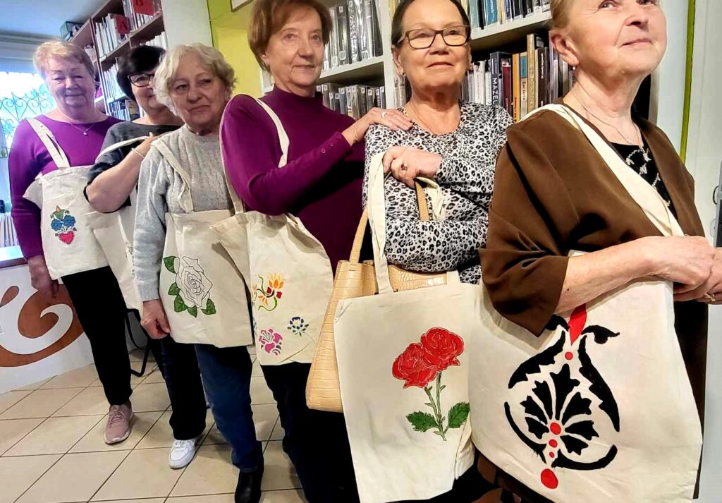 na zdjęciu widać panie z ekotorbami na ramieniu