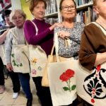 na zdjęciu widać panie z ekotorbami na ramieniu