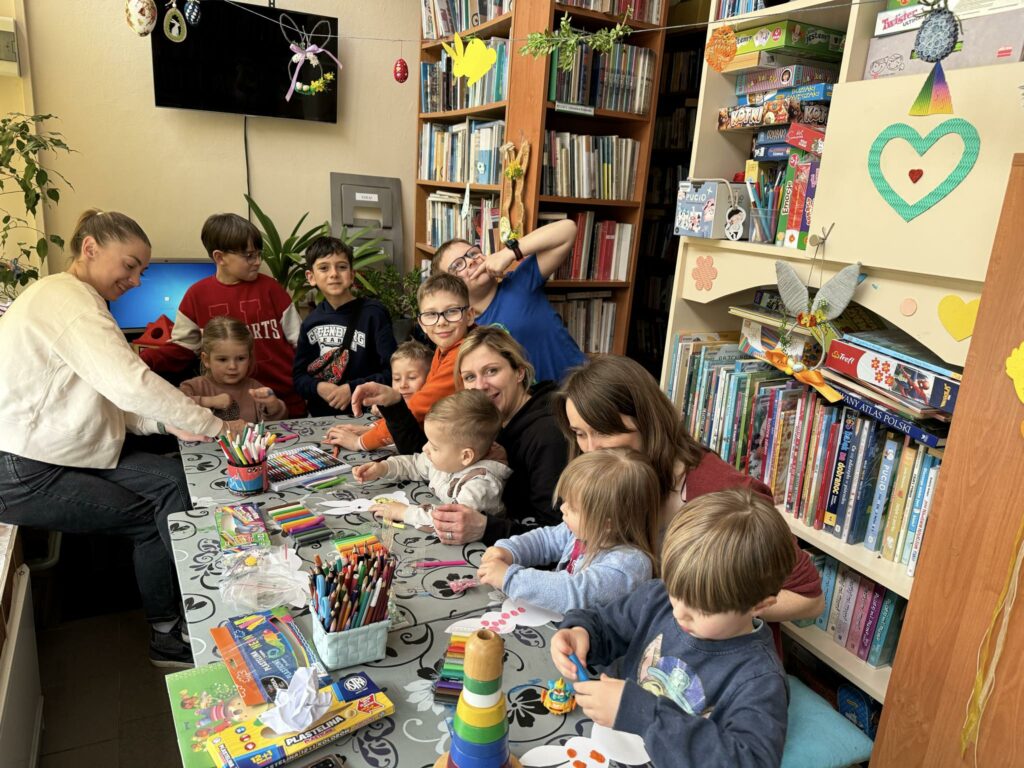 ZAJĘCIA WIELKANOCNE DLA MALUCHÓW W BIBLIOTECE NA ŹRÓDLANEJ