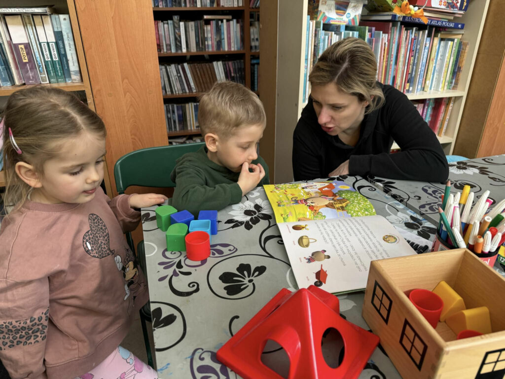 ZAJĘCIA WIELKANOCNE DLA MALUCHÓW W BIBLIOTECE NA ŹRÓDLANEJ