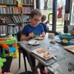 ZAJĘCIA WIELKANOCNE DLA MALUCHÓW W BIBLIOTECE NA ŹRÓDLANEJ