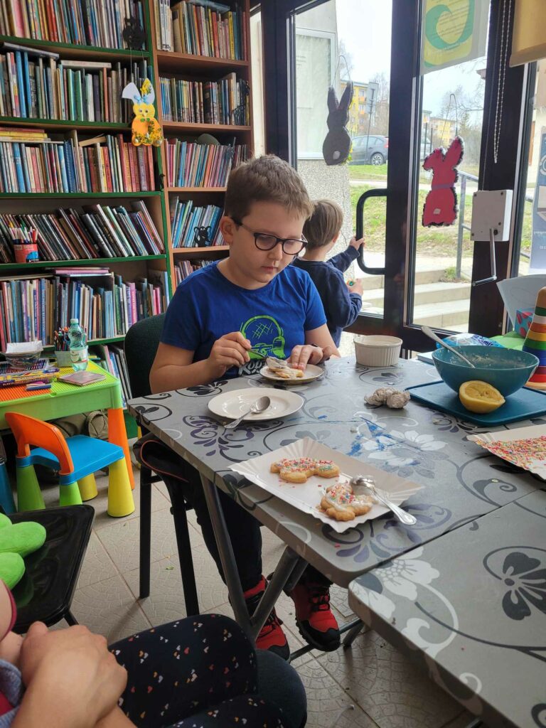 ZAJĘCIA WIELKANOCNE DLA MALUCHÓW W BIBLIOTECE NA ŹRÓDLANEJ