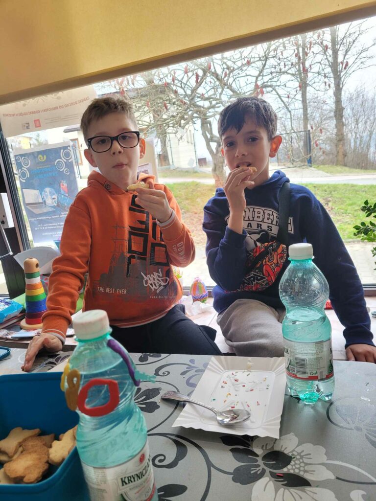 ZAJĘCIA WIELKANOCNE DLA MALUCHÓW W BIBLIOTECE NA ŹRÓDLANEJ