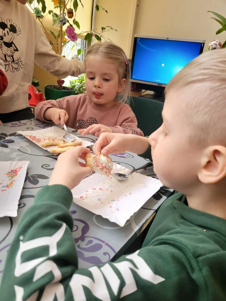 ZAJĘCIA WIELKANOCNE DLA MALUCHÓW W BIBLIOTECE NA ŹRÓDLANEJ