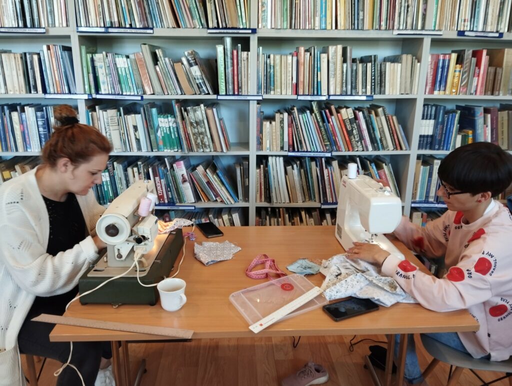 Warsztaty krawieckie w bibliotece w Tyliczu