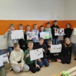 na zdjęciu widać uczniów prezentujących swoje prace
