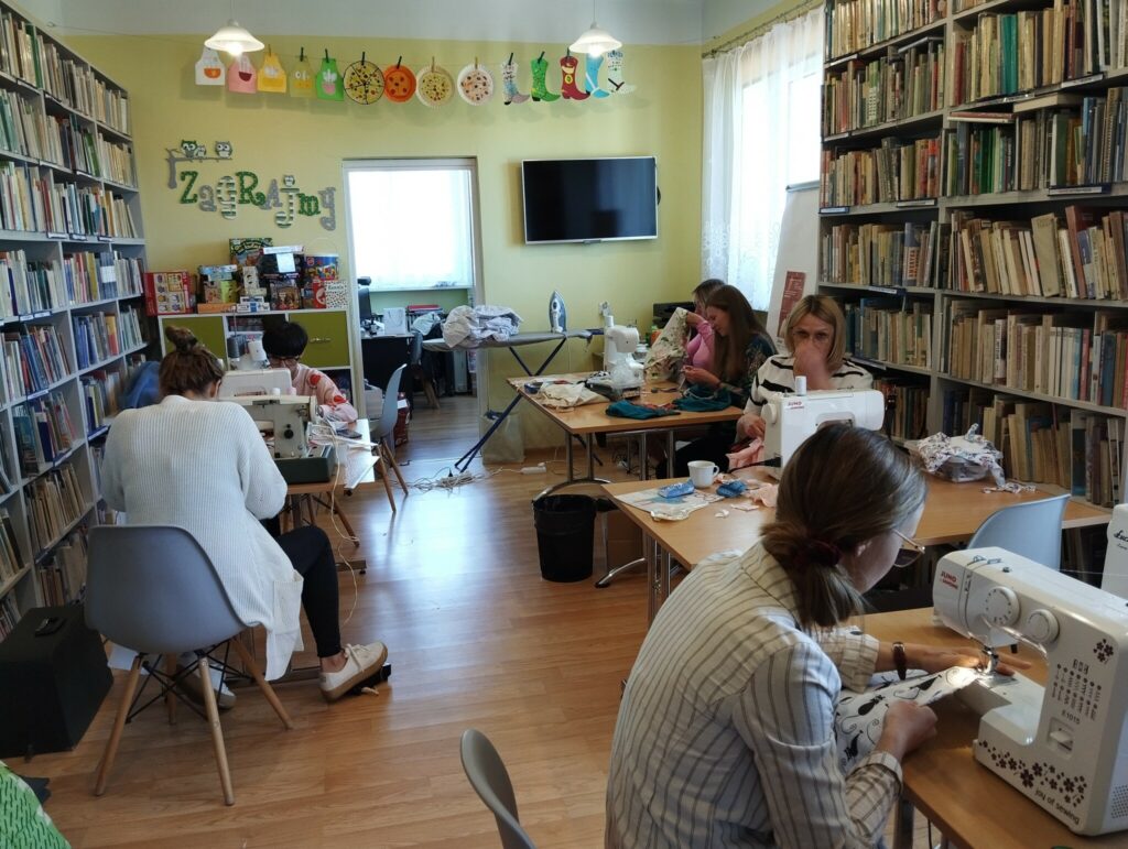 Warsztaty krawieckie w bibliotece w Tyliczu