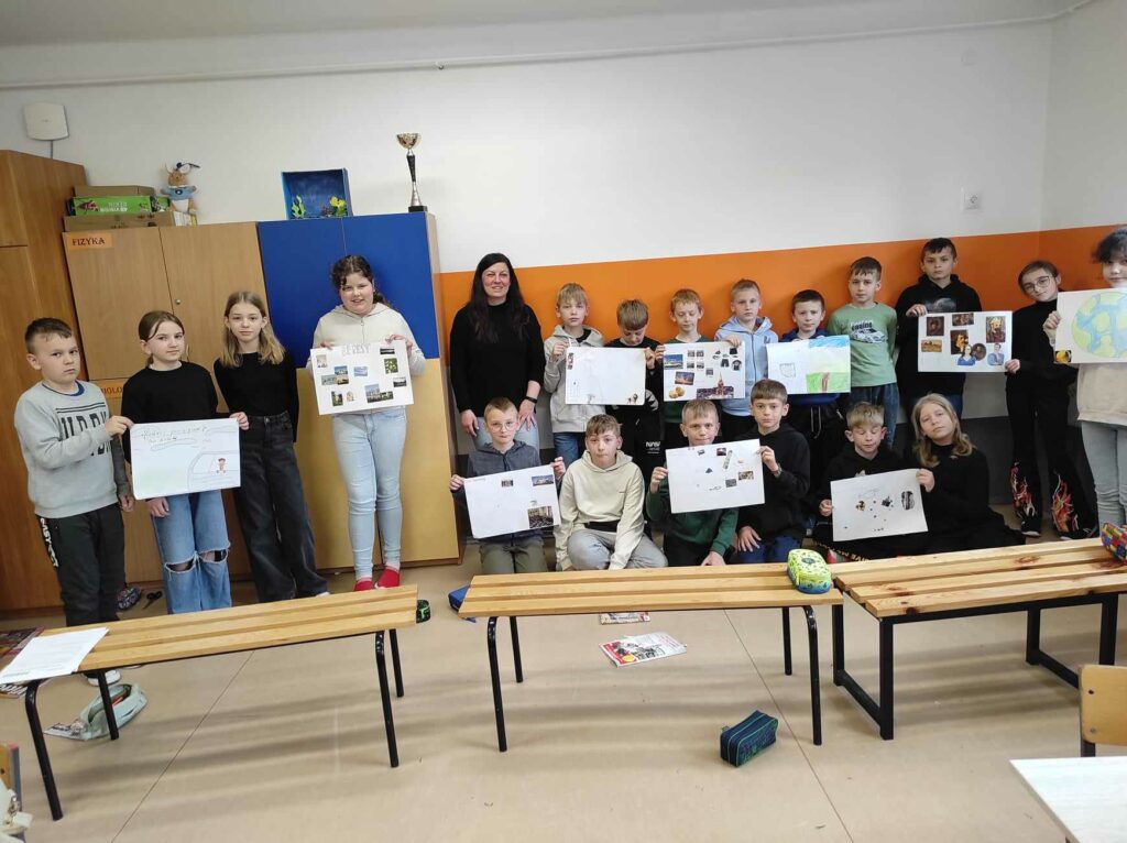 na zdjęciu widać uczniów prezentujących swoje prace