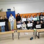 na zdjęciu widać uczniów prezentujących swoje prace