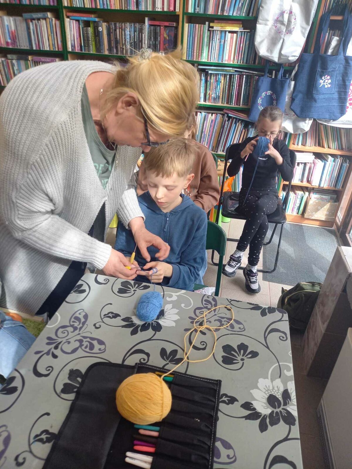 DZIECIĘCE SZYDEŁKO W BIBLIOTECE NA ŹRÓDLANEJ