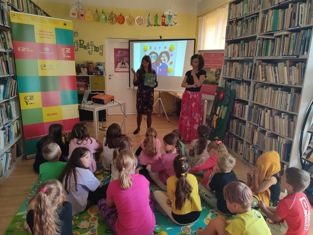 Warsztaty sznurkowe w bibliotece w Tyliczu