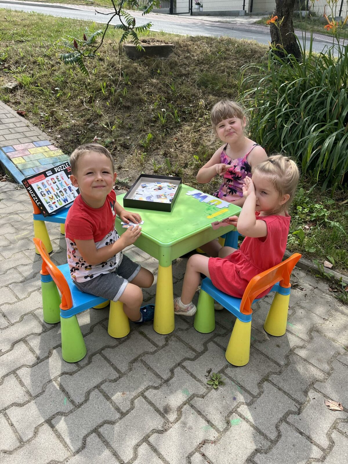 ODWIEDZINY DZIECI Z  MONTESSORII PROJEKT PIĄTKA  W BIBLIOTECE  NA ŹRÓDLANEJ