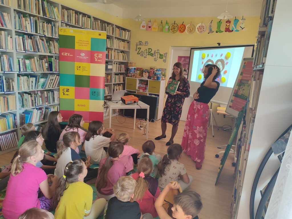 Warsztaty sznurkowe w bibliotece w Tyliczu