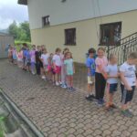 na zdjęciu widać teren wokół biblioteki, dzieci biorą udział w zabawie