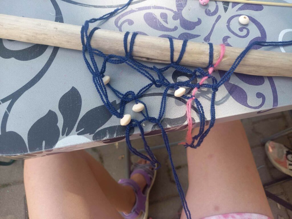 Na zdjęciu początek wykonywania makramy