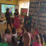 Warsztaty sznurkowe w bibliotece w Tyliczu