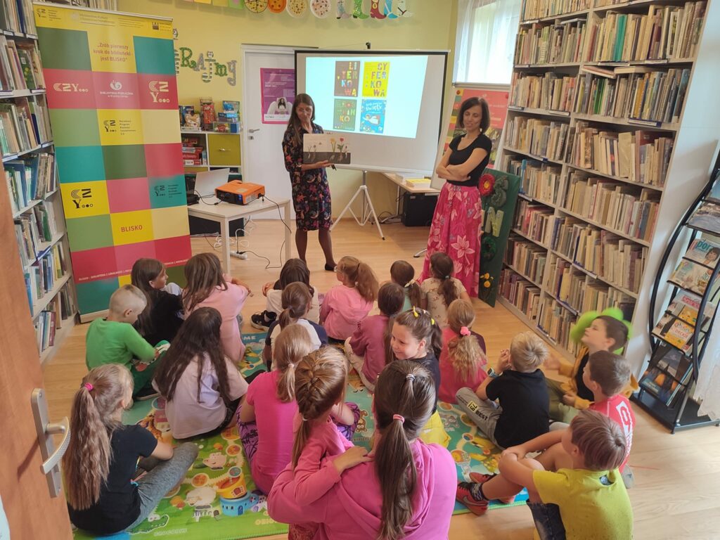 Warsztaty sznurkowe w bibliotece w Tyliczu
