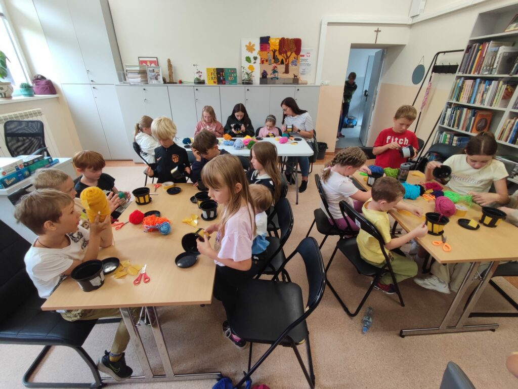 Warsztaty sznurkowe w bibliotece centralnej