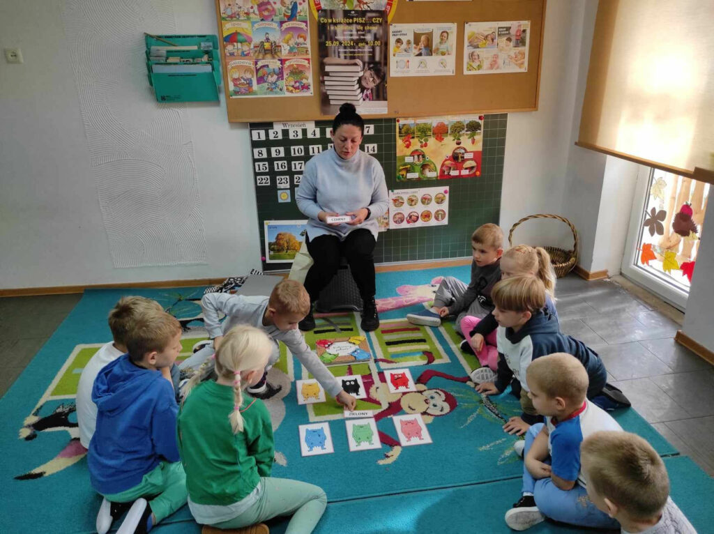 Na zdjęciu dzieci uczestnicza w zabawie