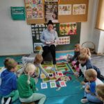 Na zdjęciu dzieci uczestnicza w zabawie