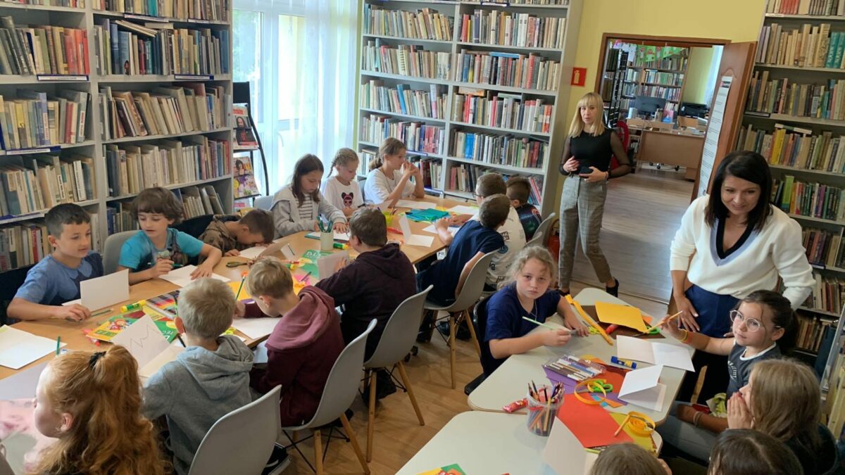 Ilustratorka Magdalena Pilch na warsztatach w Filii w Tyliczu