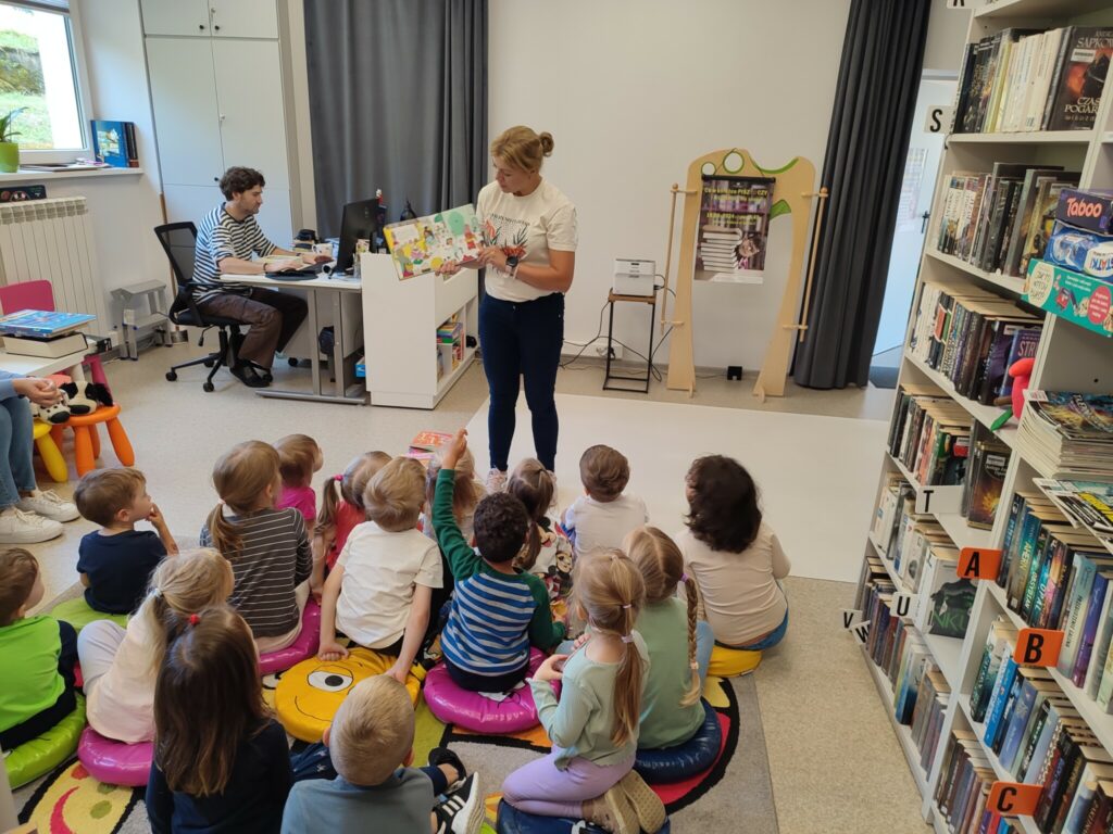 Przedszkolaki z Montessori w Bibliotece Centralnej