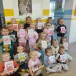 na zdjęciu widać książkę czytaną podczas zajęć oraz prace plastyczne wykonane przez dzieci