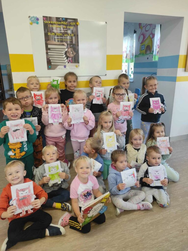 na zdjęciu widać książkę czytaną podczas zajęć oraz prace plastyczne wykonane przez dzieci