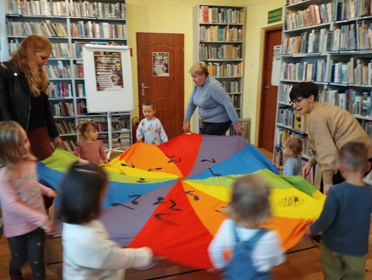 W sobotę razem z mamą do biblioteki