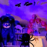 na zdjęciu widać przybraną salę biblioteczną (postaci superbohaterów wykonane z balonów)