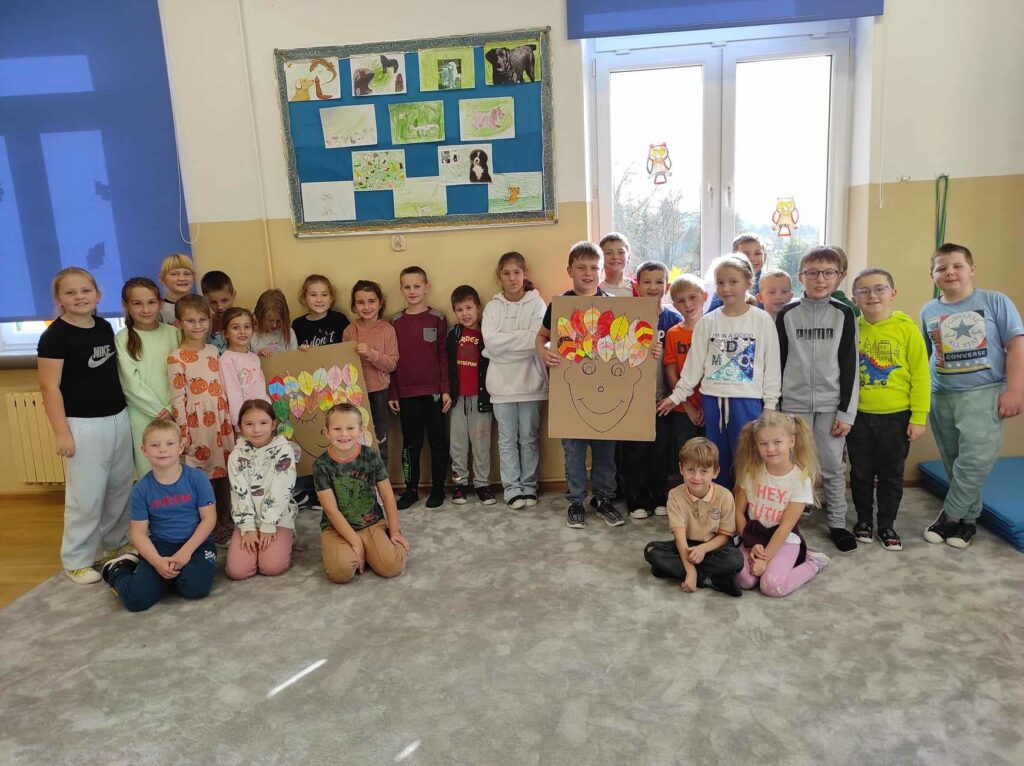 na zdjęciu widać uczniów, prezentują wykonane prace