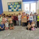 na zdjęciu widać uczniów, prezentują wykonane prace