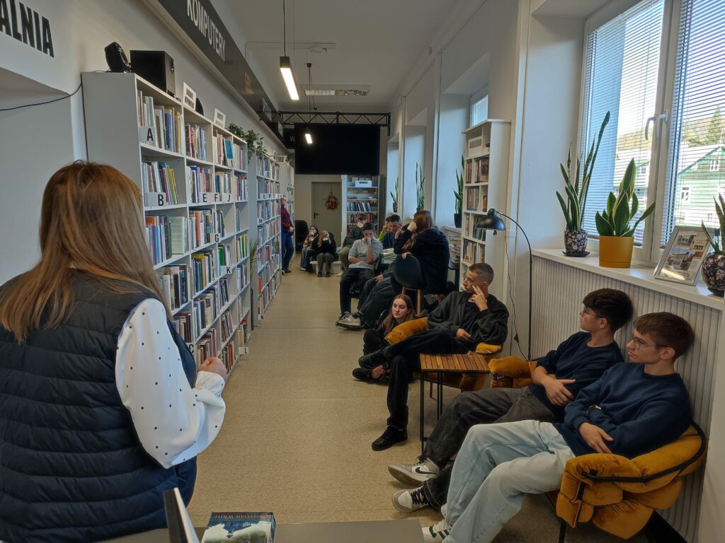 Młodzież z Tylicza z wizytą w naszej bibliotece