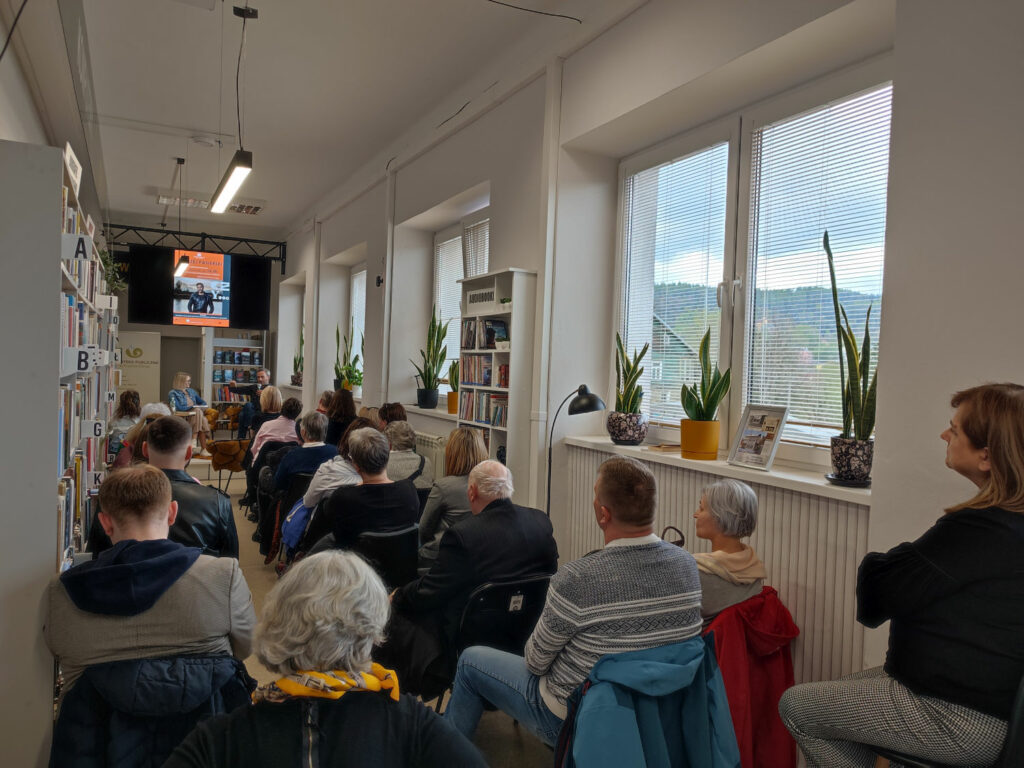 na zdjęciu sala biblioteczna