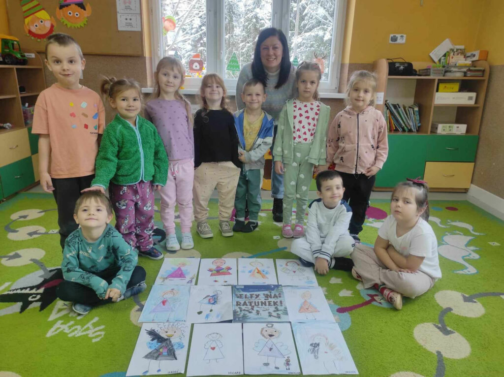 na zdjęciu widać dzieci prezentujące swoje prace