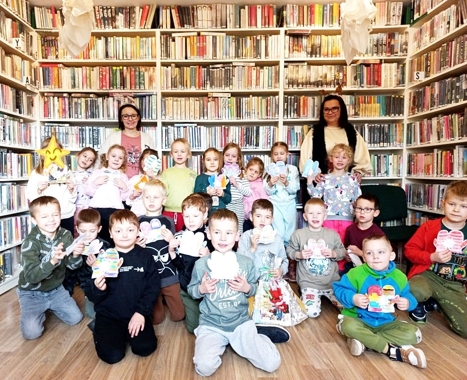 Przedszkolaki poznają tradycje świąteczne.