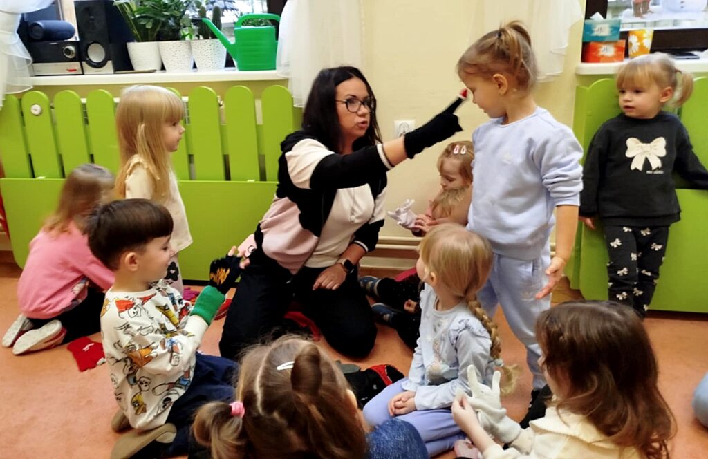 na zdjęciu wiać dzieci w w wieku przedszkolnym