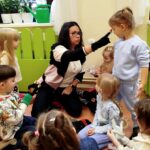na zdjęciu wiać dzieci w w wieku przedszkolnym