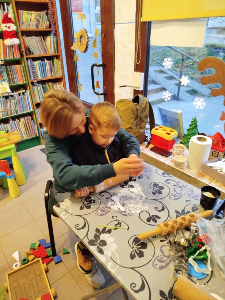 ŚWIĄTECZNE WARSZATY W BIBLIOTECE NA ŹRÓDLANEJ